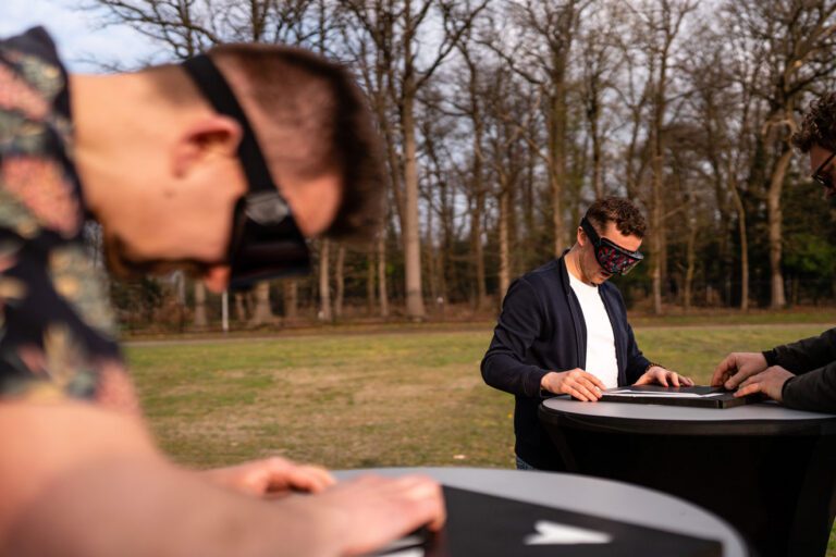 Puzzelen met blinddoek