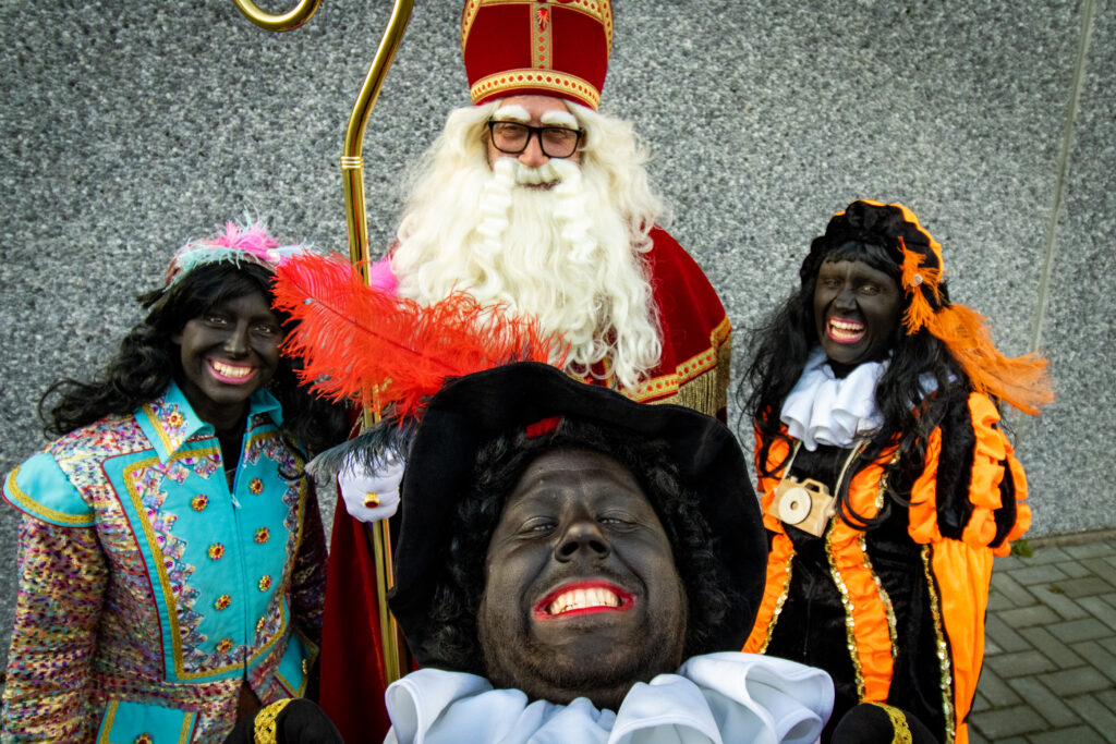 Sinterklaas en zijn zwarte Pieten