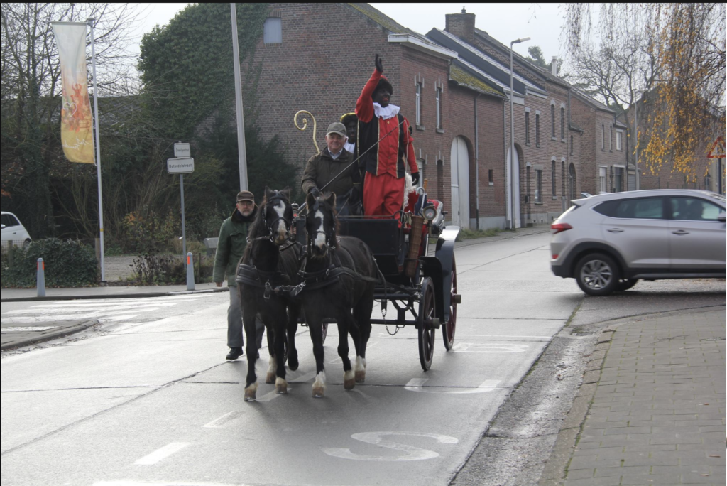 Sinterklaas op weg naar school