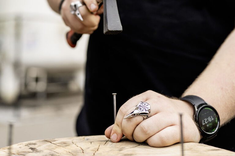 Sla op de juiste nagel!